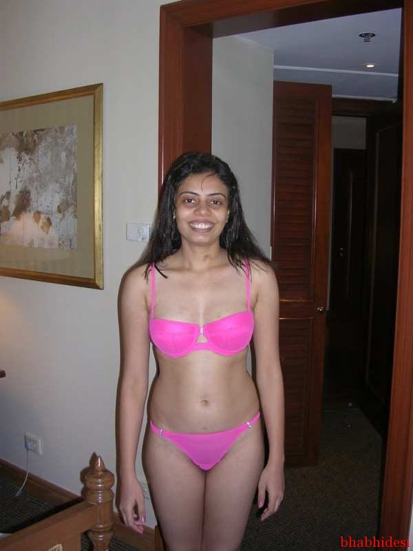 Hot sexy bhabhi bra naked