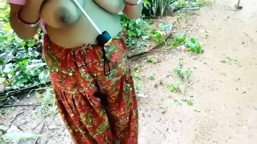 Indian aunty fuck pussy outdoor