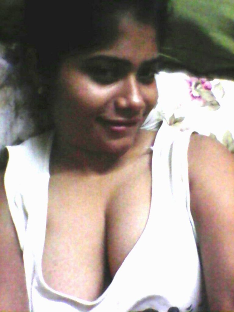 Bengali wife boobs selfie
