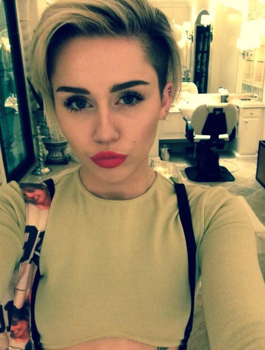 Miley cyrus selfie
