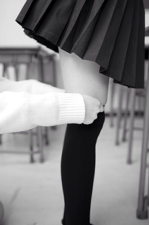 Pleated skirt knee socks