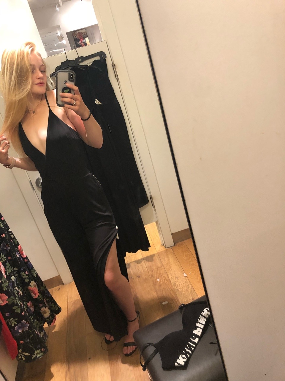 Teen bra dressing room selfies