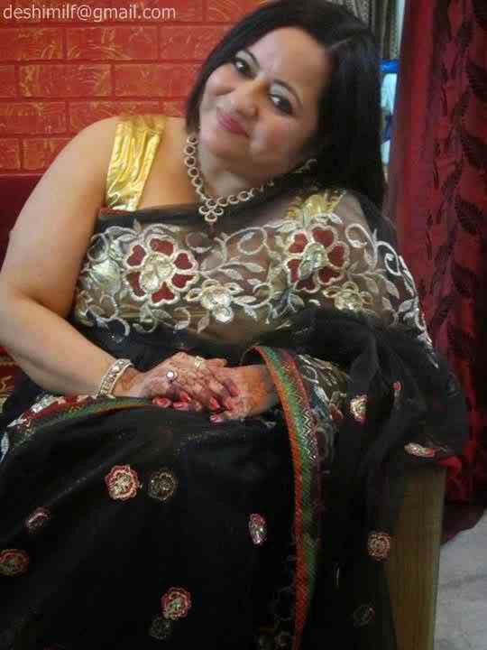Bengali aunty spreading pic