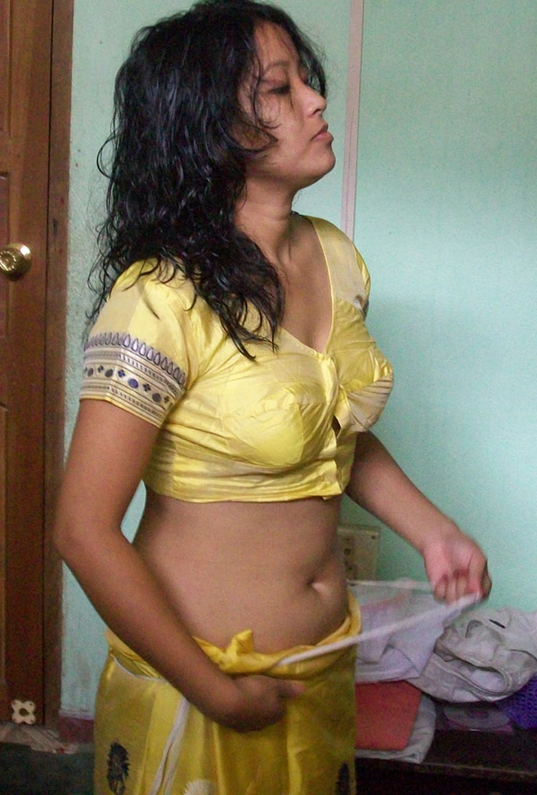 Removing aunty hot saree indian