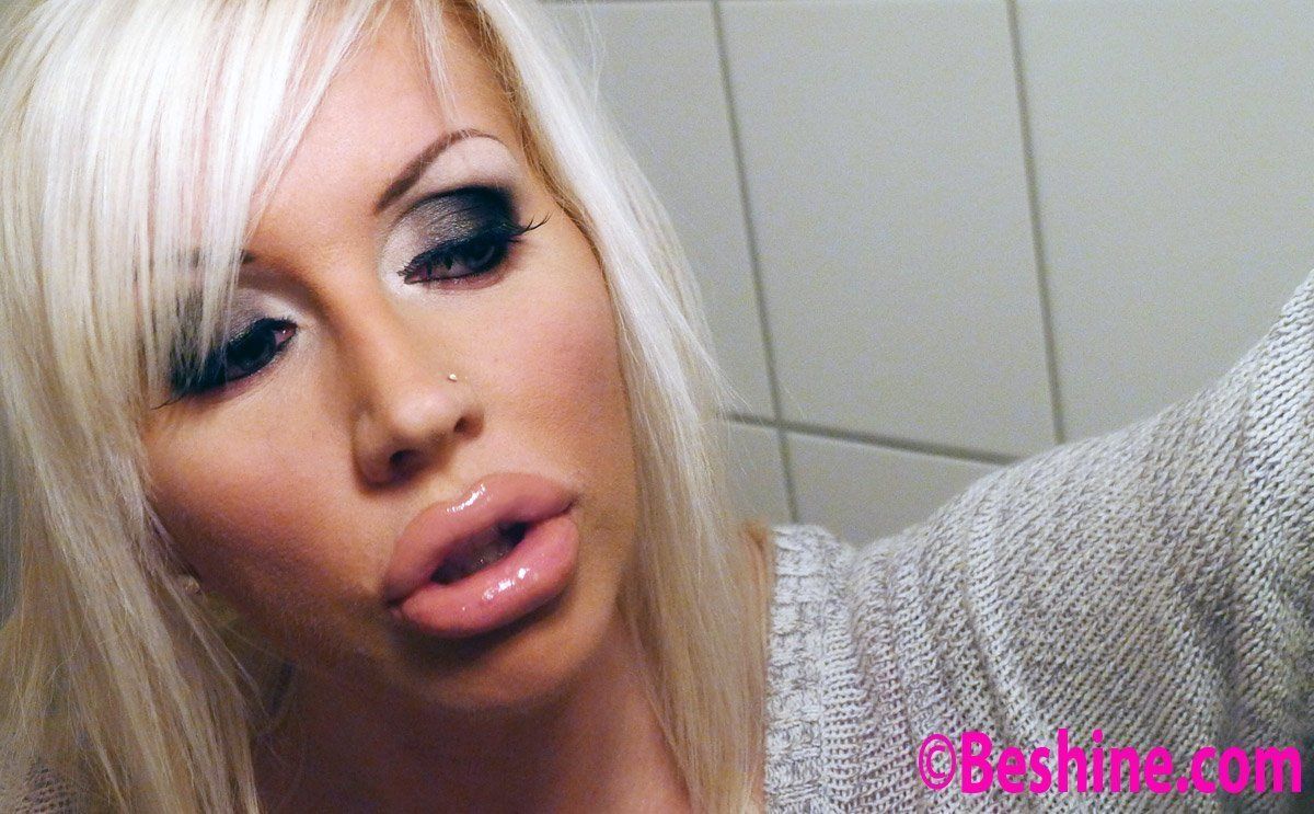 Big boobs blonde pornstar fake lips