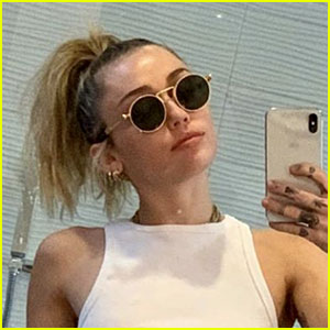 Miley cyrus selfie