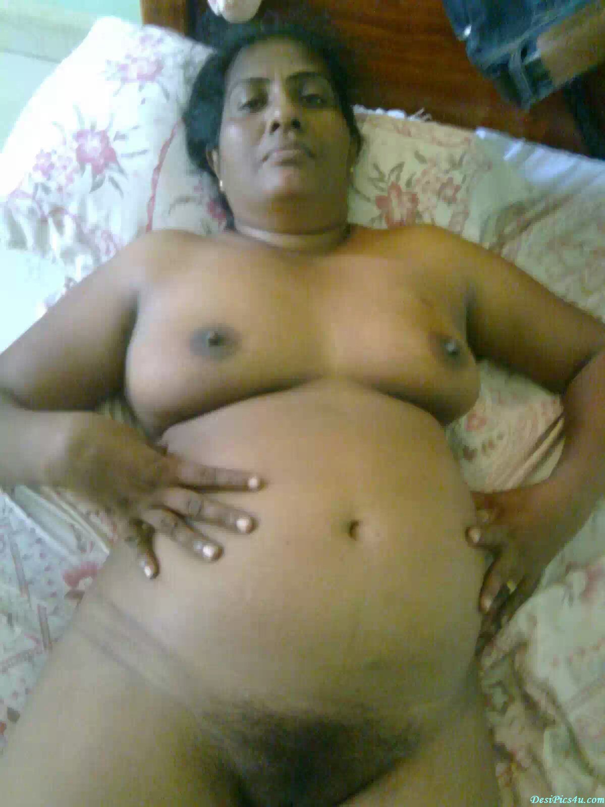 Fat nude indian aunty pussy