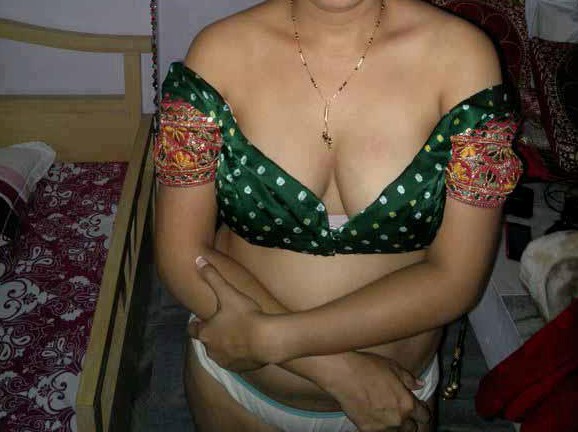 Hd images hot desi aunty boobs blouse saree