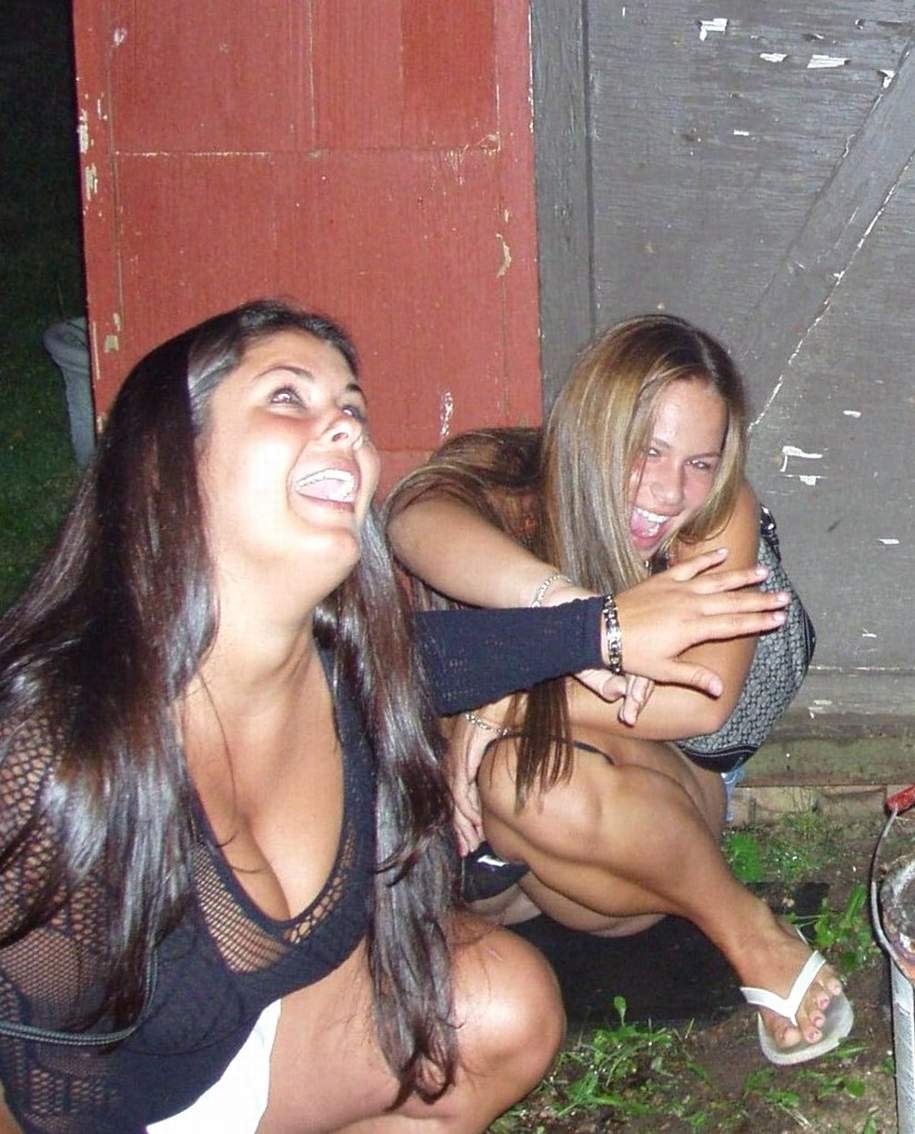 Girls caught peeing candid