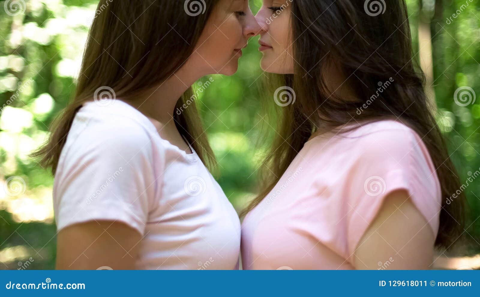 Lesbian kissing girls